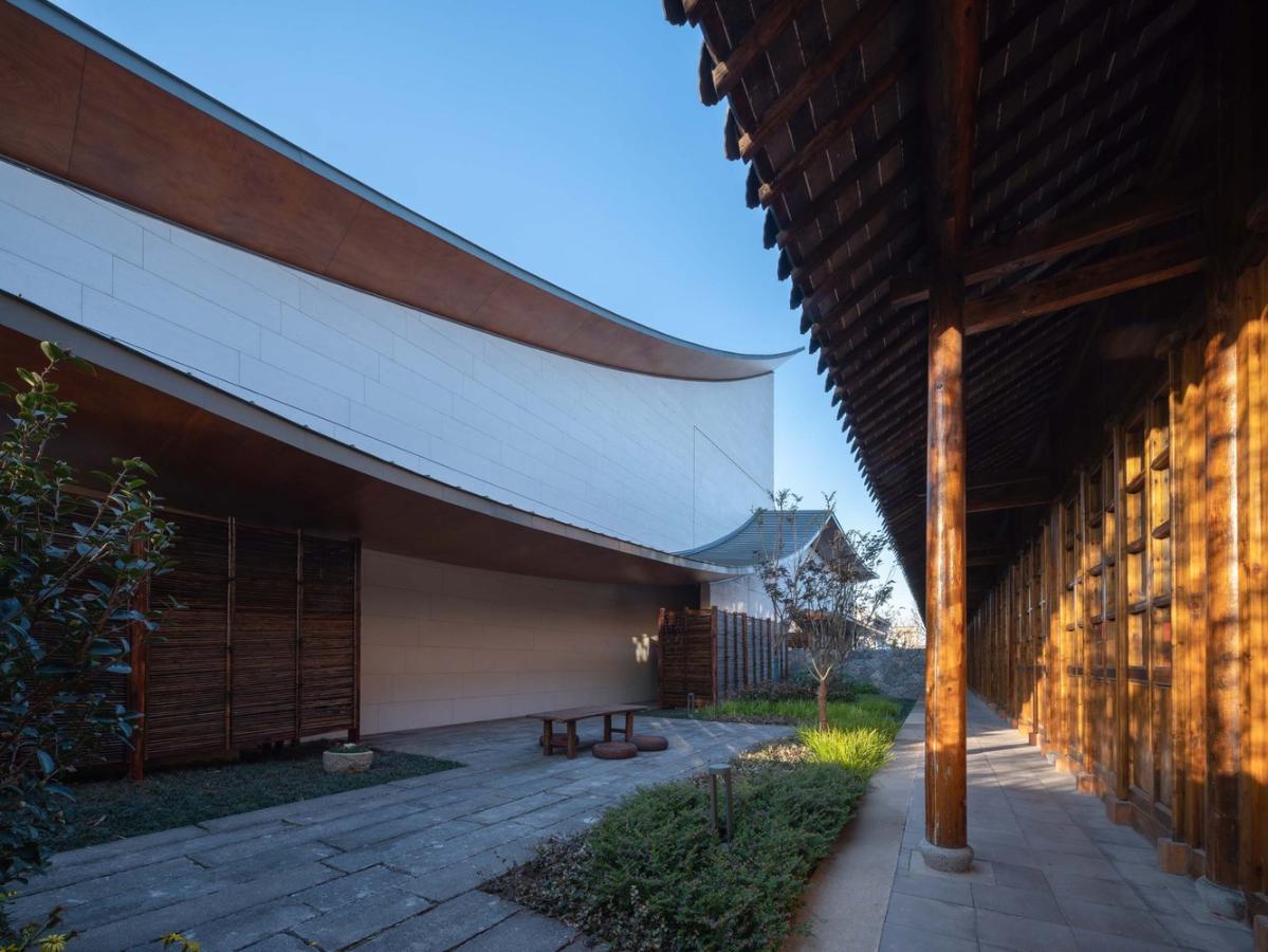 16_謇里小鎮(zhèn)展覽館_北側(cè)雙層屋檐，與老建筑的兩層屋檐分別呼應(yīng)_?此間建筑攝影_(1).jpg